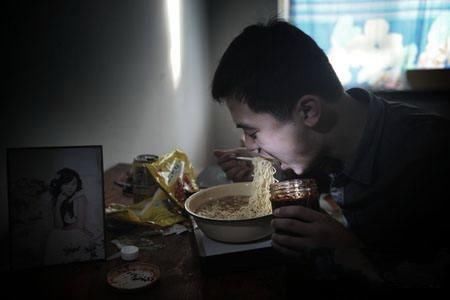 谣言还是真相？被吃下的泡面要在体内赖32天？！剧毒？！