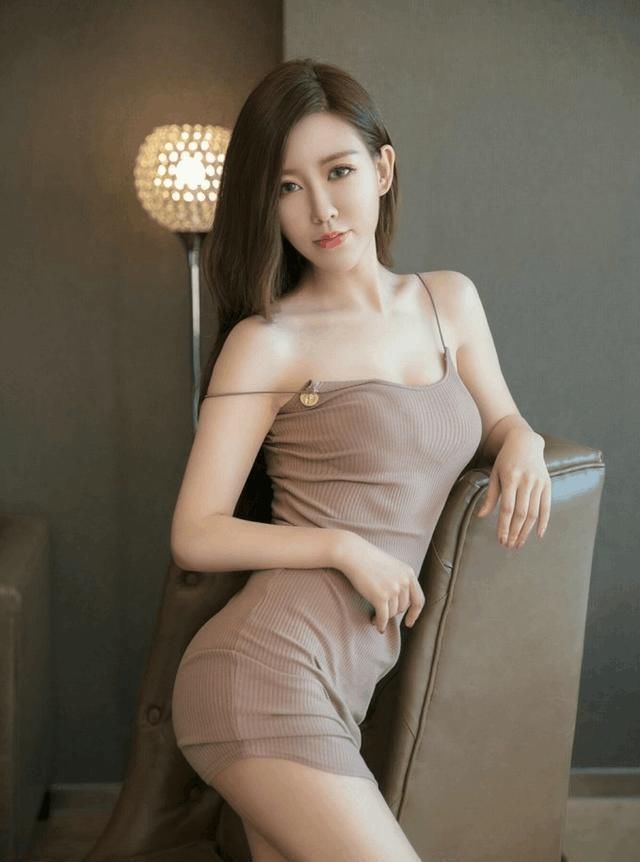 穿唯美吊带连衣裙, 打造娇艳身姿, 搭配一双高跟鞋, 简直美爆了!