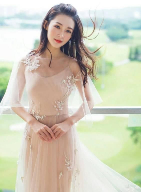 李沁纯素颜现身机场，穿一身休闲装，简直就是美腻