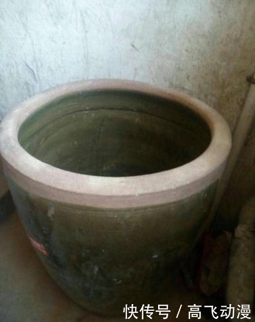 【老家】农村老家大水缸,现在又流行放卫生间里了,停电不愁没水用!聪明