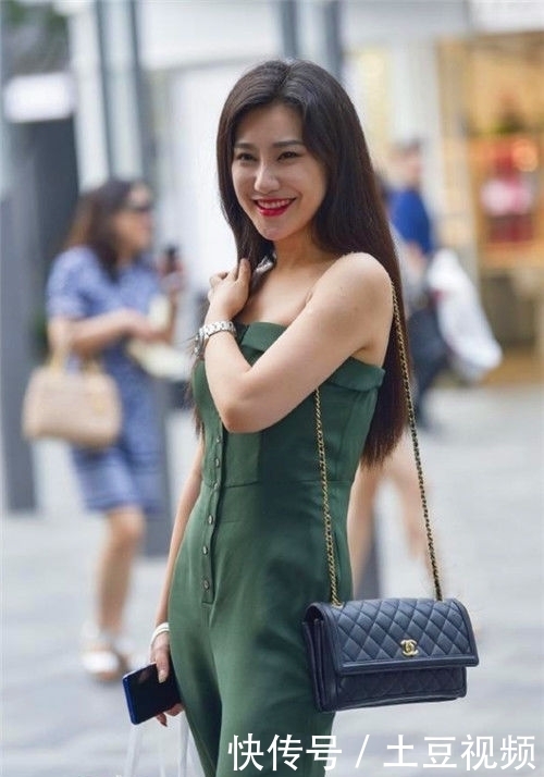  风采|街拍：优雅洋气的小姐姐，展现高挑身段，是别样的风采