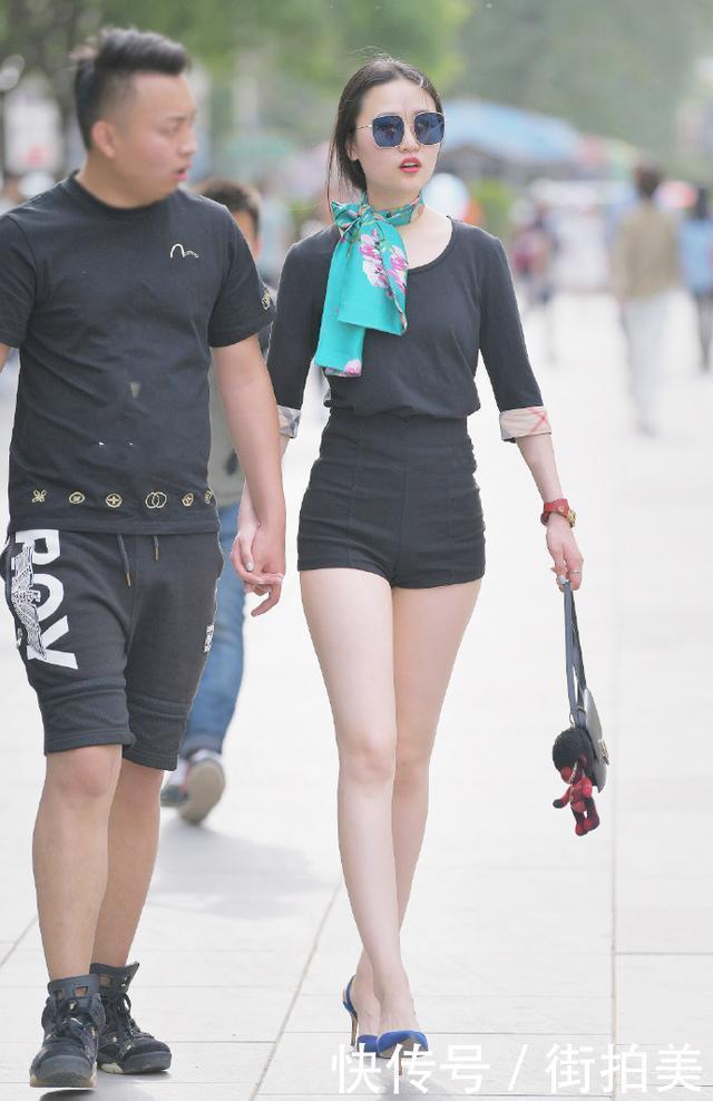 热裤这么短美女硬是要穿进去，也难怪美女的男友一直跟在身边！