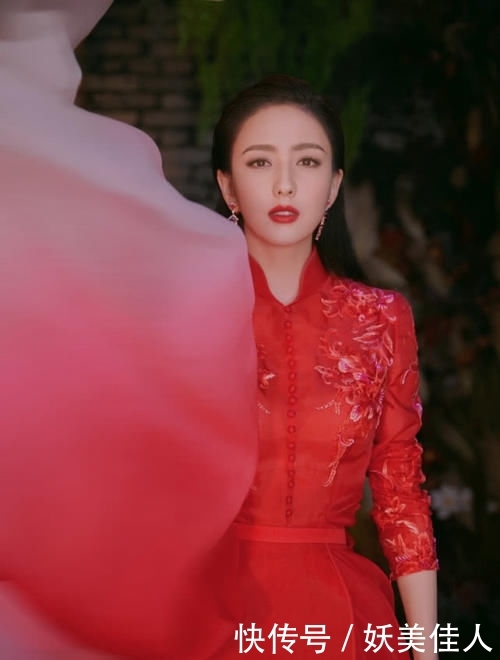 「 出纤细」穿大红色刺绣礼服,梳大背头美得不像37岁,佟丽娅保养得太好了