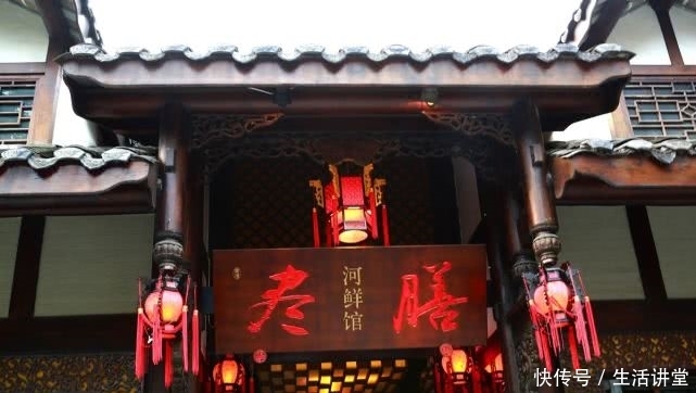 成都深受游客喜爱的步行街,节假日人山人海,但当地人却不喜欢去