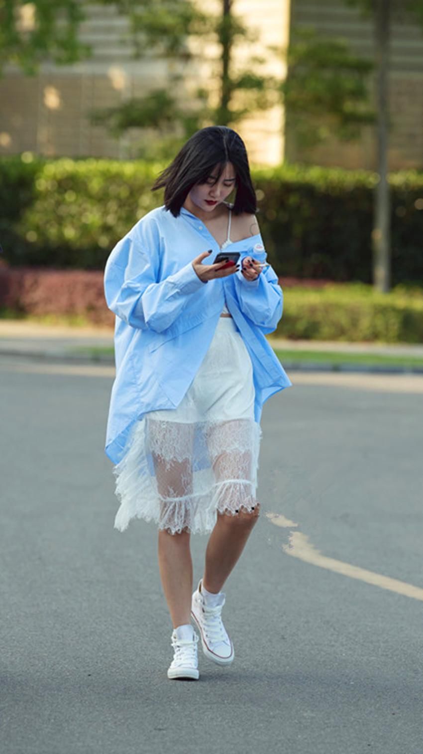 街拍:图1短发少女，穿短裙秀长腿，图2墨镜美女，修身裤秀身材