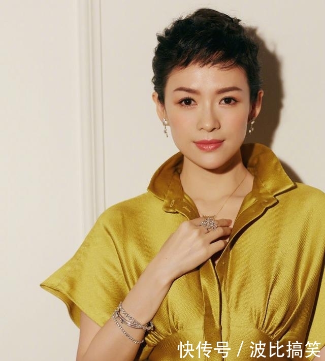 『出席活动时』被章子怡的短发惊艳到!穿金黄束腰长裙像超模,“国际范”太强了
