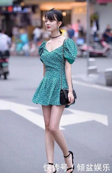 『气质』街拍身材高挑的美女,一条绿色的连衣裙,时尚清新气质美