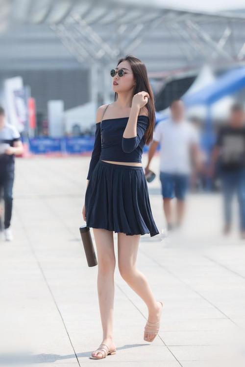 街拍: 图4的女生,虽然不是身材最高挑的，但绝对是最美的！