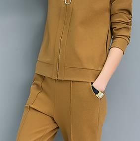 国庆出去玩，穿裙子不方便!新出的休闲套装+小白鞋，到哪都洋气