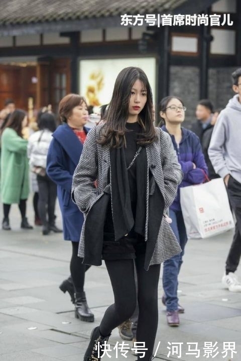 #感觉#街拍:潮流十足的小姐姐,穿搭打底裤,彰显时尚魅力!