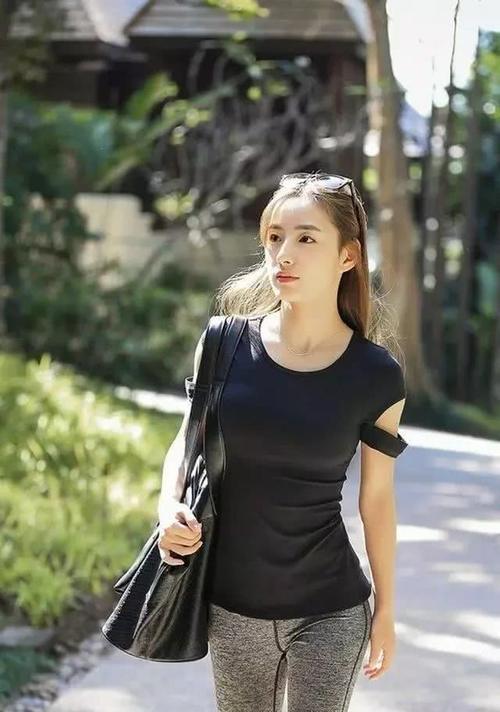 打底裤勾勒出美女完美身材,秀出玲珑曲线!