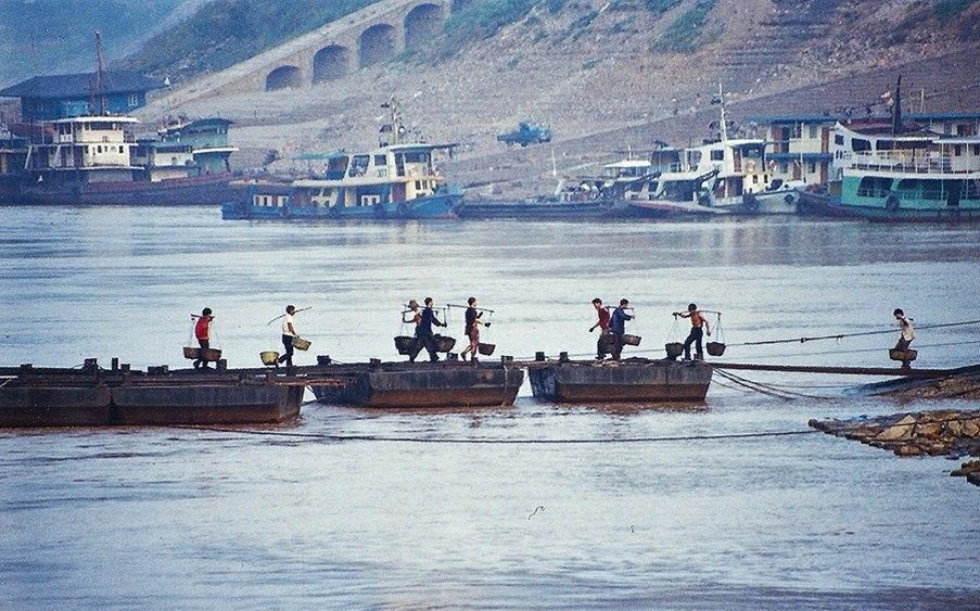 老照片:1994年的山城重庆 光膀子的棒棒军