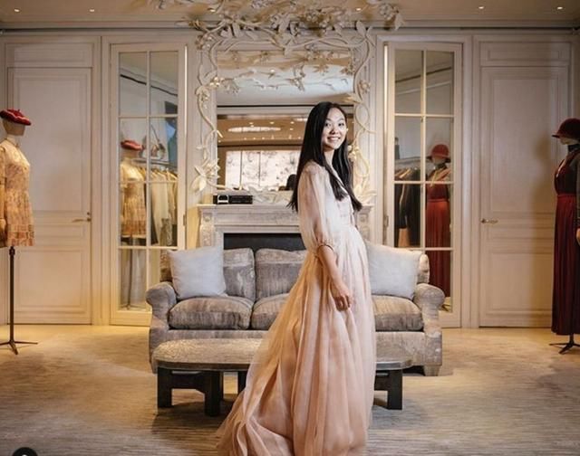 李连杰@带大女儿跟马云聚餐，一桌子人一个比一个时尚，李连杰蓄起了长发