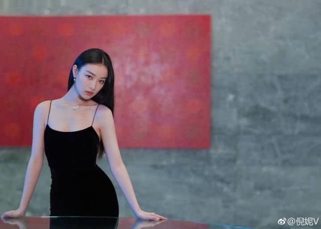 倪妮穿吊带黑礼服气质优雅，和杨幂Baby玩自拍尽显高级脸