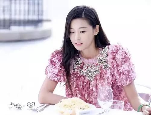 佟丽娅全智贤撞衫,全智贤穿出了大牌的感觉,佟丽娅却很接地气!