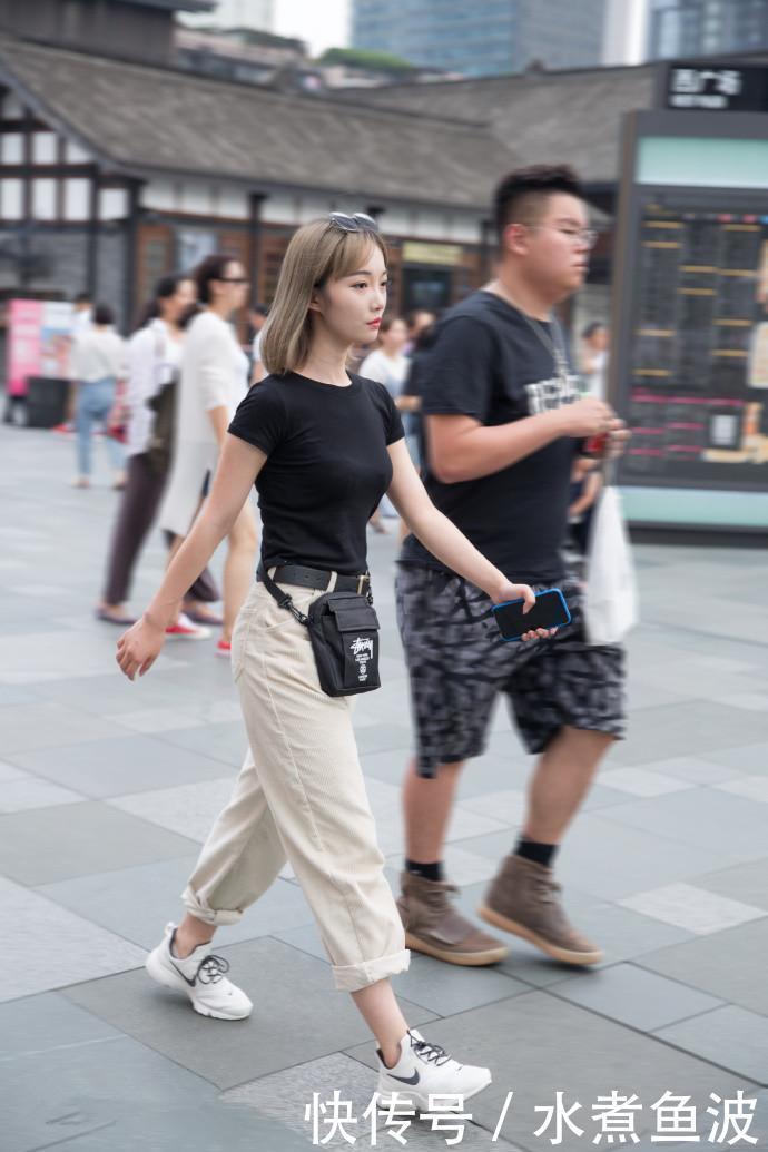  女性：年轻美女街拍身材微胖的女性穿，穿出不一样的美