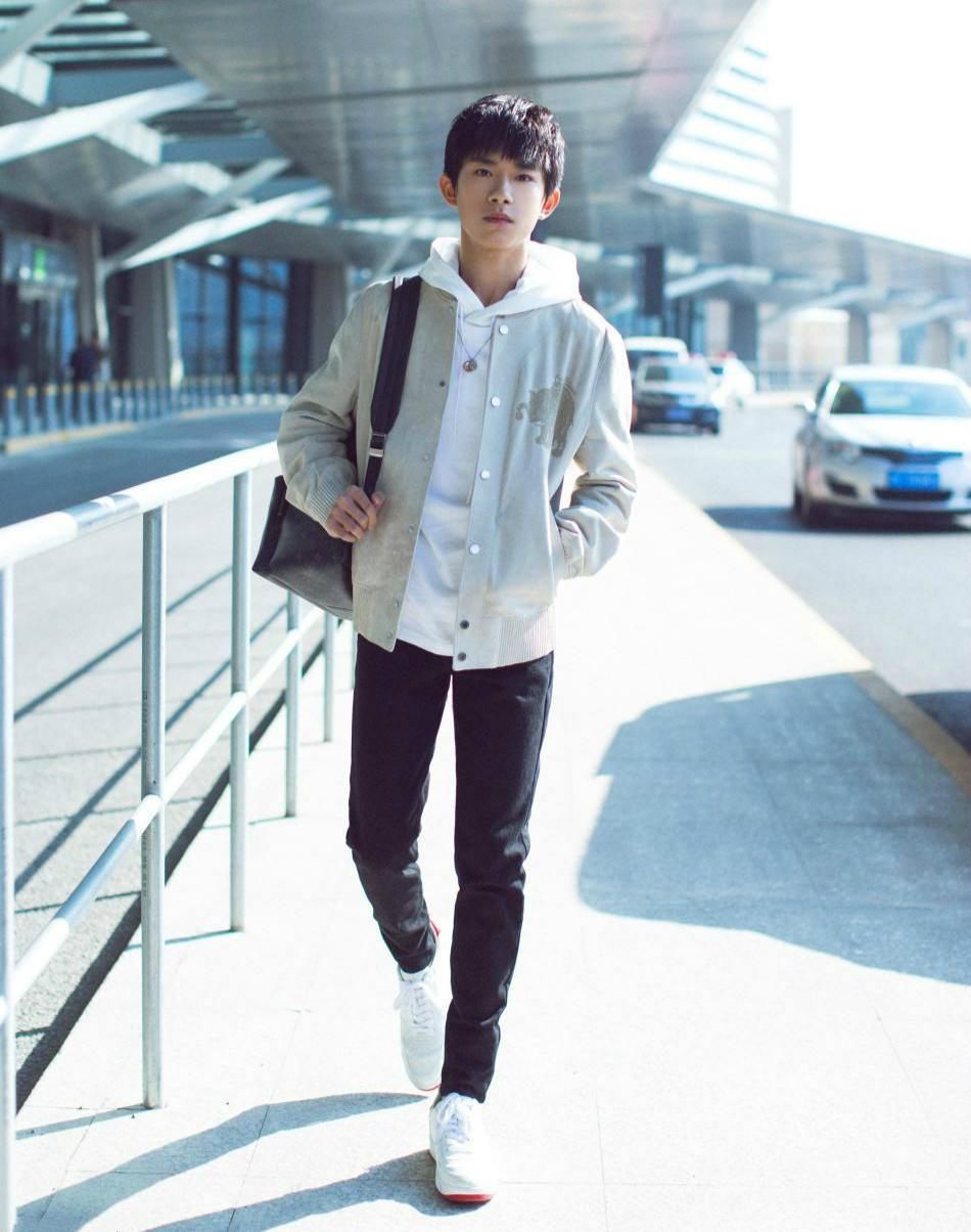 易烊千玺火到国外，带猫咪拍广告，一身潮装让韩国机场都瘫痪了!