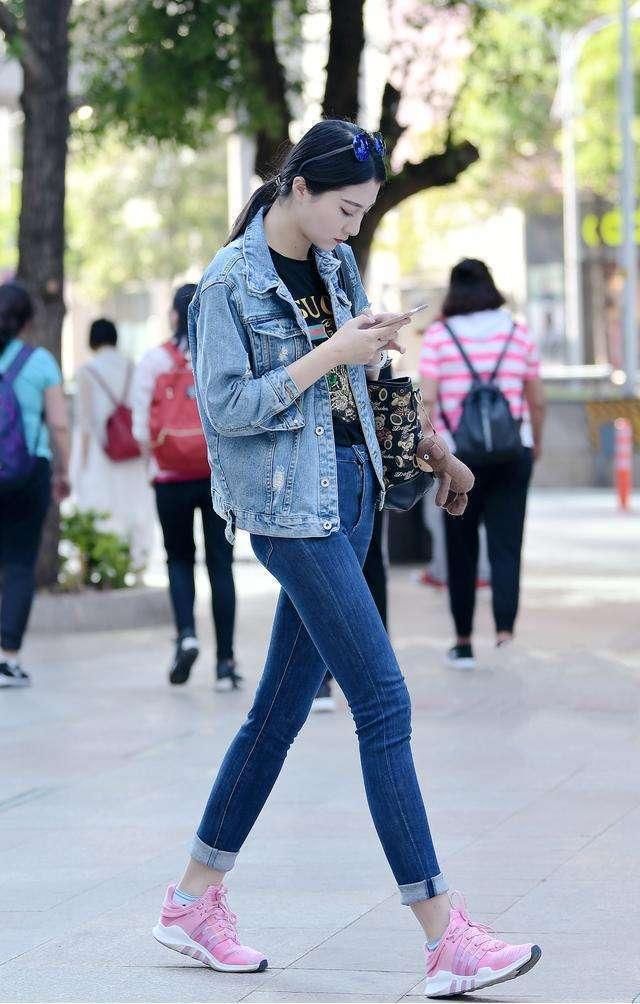 图六肤白貌美小姐姐穿黑色T恤配短裤,简搭穿出时尚感