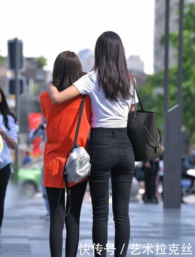  穿衣搭配：别看小姐姐衣服简约，仔细看“不简单”！