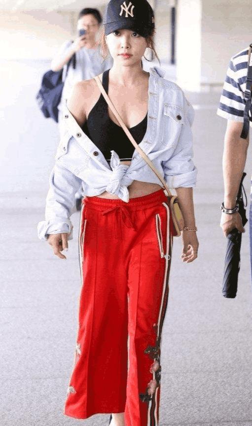 蔡依林从意大利回国, 穿着打扮新奇, 从头红到脚, 一双脏鞋亮眼