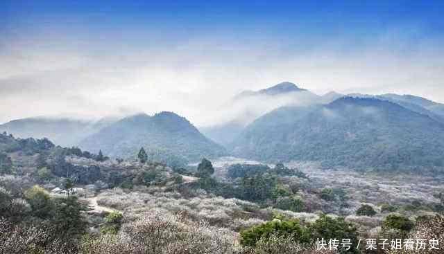 广东发现一奇石,被雷劈开一条缝,石顶还冒出巨大的“脚趾”!