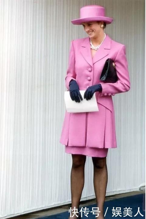 『影响』黛安娜王妃跳脱皇室束缚,独树一帜的穿衣风格,影响时尚圈20多年