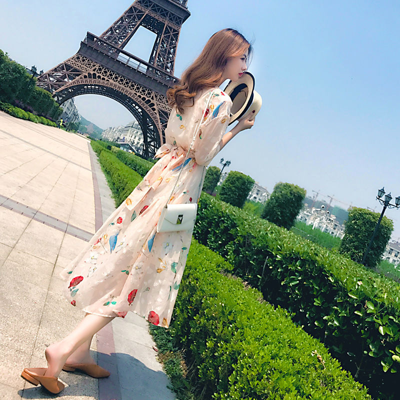 饭后散步，46岁妈妈就爱穿这“高雅裙”，美的路人频回头