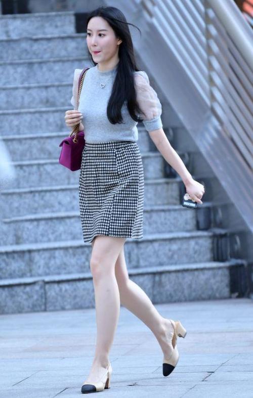 美女街拍 样子很温柔，淑女范儿的走来，肤白美腿的性感美女