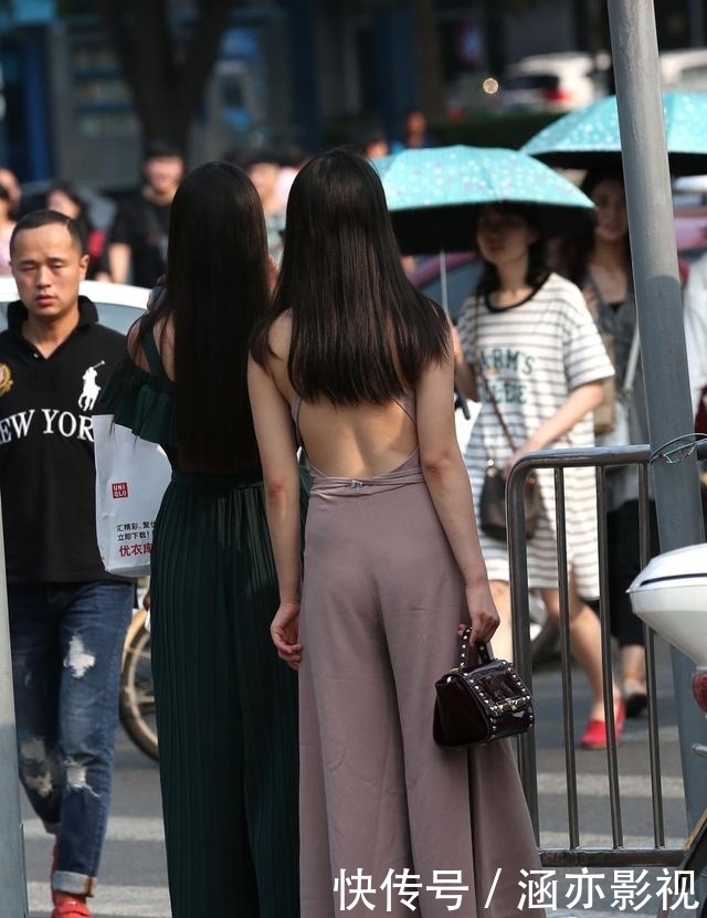 美女：谁说骨感锥子脸才是美女？，时尚街拍：两位露背阔腿裤时尚闺蜜
