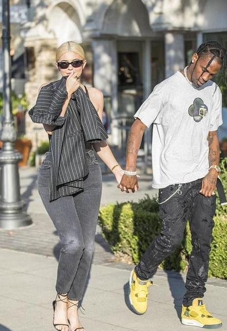 卡戴珊金小妹穿紧身衣，身材好夸张，却被身边黑人男友发型抢风头