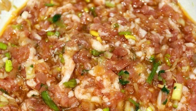 「将花椒和生姜」包肉馅饺子时,牢记两点窍门,包出的饺子更鲜更嫩,咬一口忘不掉
