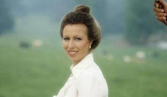 英国王室节俭的不只有凯特王妃，看看安妮公主的这件衣服，竟穿了