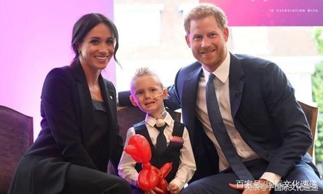 37岁梅根出席演唱会，蓝色连衣裙又双叒叕惊艳全场，Dior耳钉抢镜