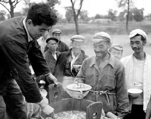 60年前，人民公社“大锅饭”的照片，好不欢乐！