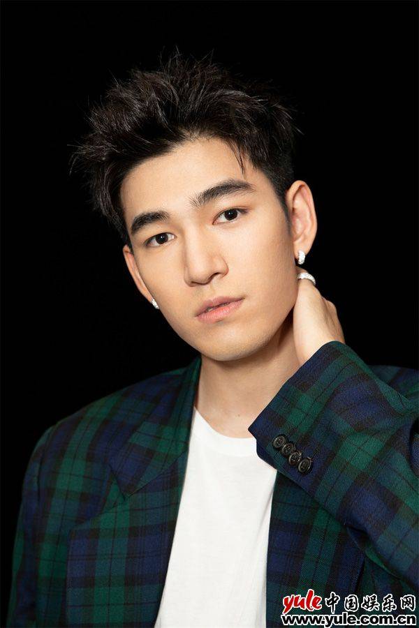 陈叶生亮相时尚盛典 解锁双重风格少年感十足