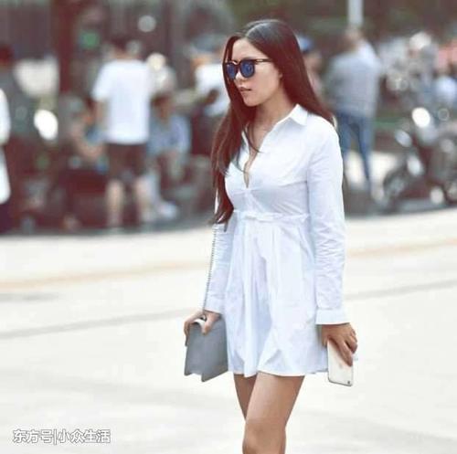 街拍：耐看的小姐姐，图1妹子白色小背心凸显女人的知性甜美