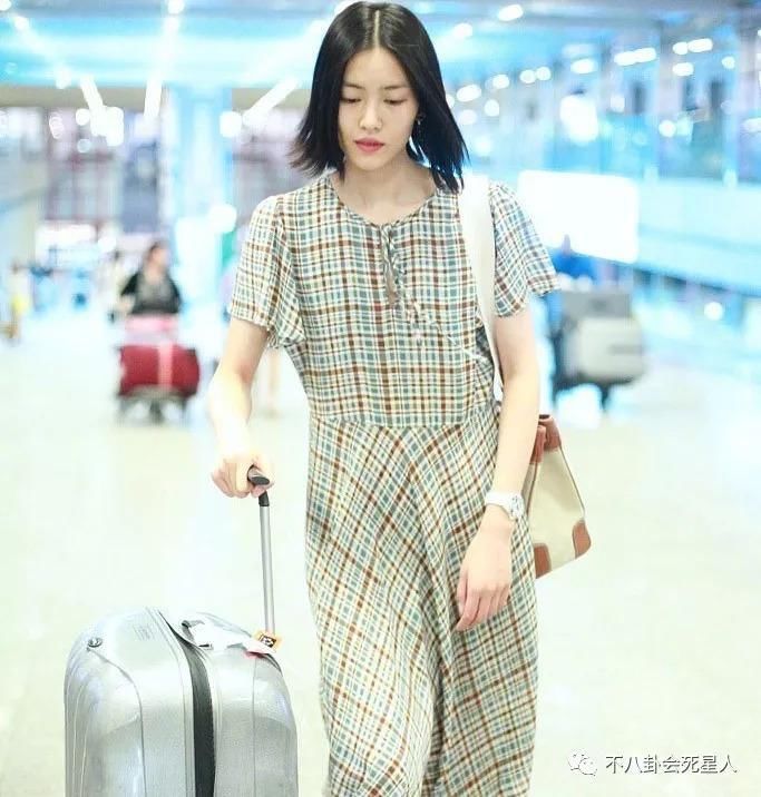 女星早秋机场秀，蒋欣依旧雄壮，张馨予幸福肥，吴昕身材比例太虐