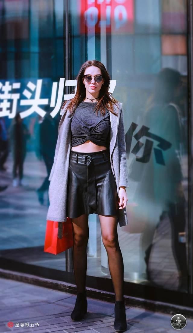  [美女]时尚街拍：普普通通的穿衣搭配方法，时尚潮流美女一直可以一般的衣服裤子搭出不同寻常