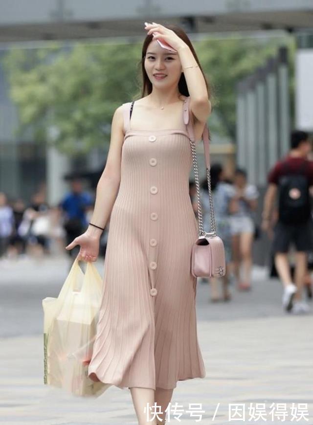 『短袖』路人街拍,美女婉约又大气,搭配红色的短袖,让人心动