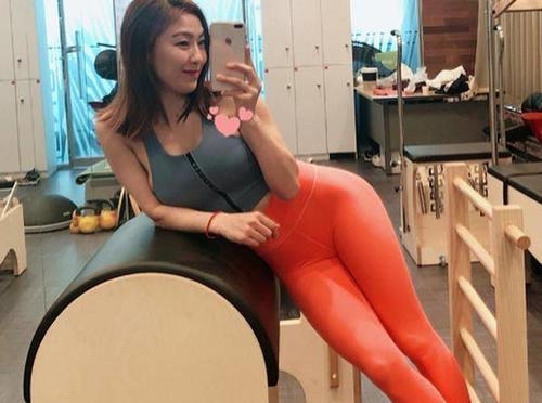 青春优雅的紧身打底裤小姐姐，曼妙身姿优美高挑，十分令人倾心！