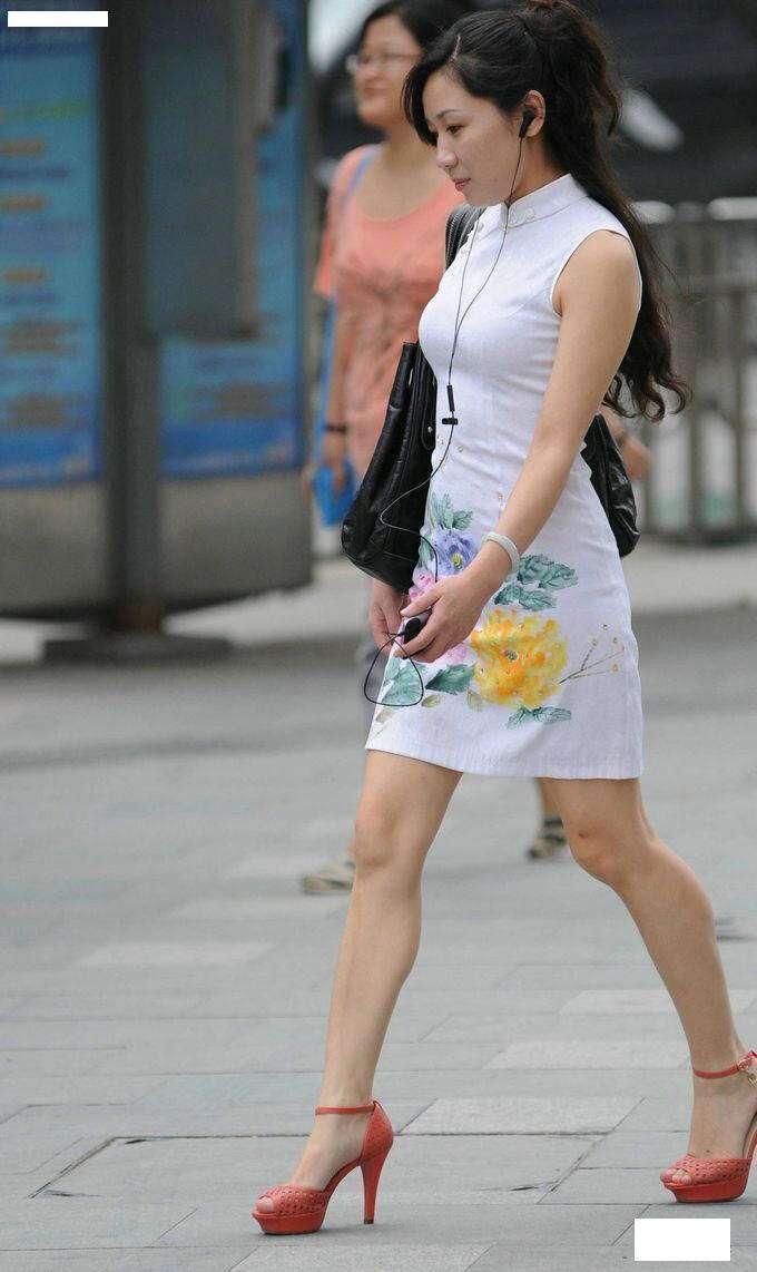 街拍：浪漫而柔美的紧身裙秀出好身材，穿出超性感魅力！