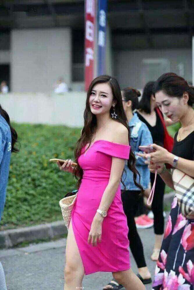 街拍: 迷人笑容的小姐姐,抹肩裙这么穿很吸睛