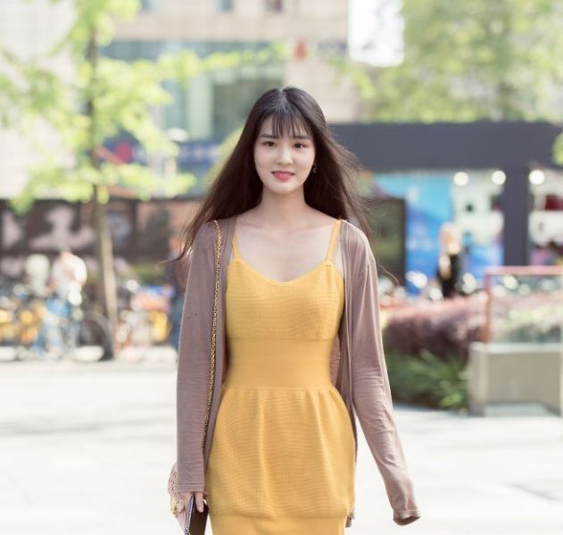 街拍时尚美女：小姐姐一身打扮时尚大方，完美身材同时又展现女人