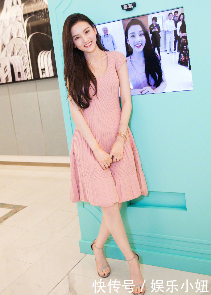 宋祖儿和迪丽热巴穿粉裙，差5岁，一个显成熟一个嫩得出水！