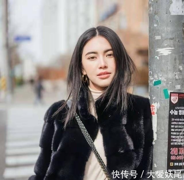 『功不可没』泰国影后Mai太会穿了,穿老气皮毛外套竟像少女,匡威鞋功不可没