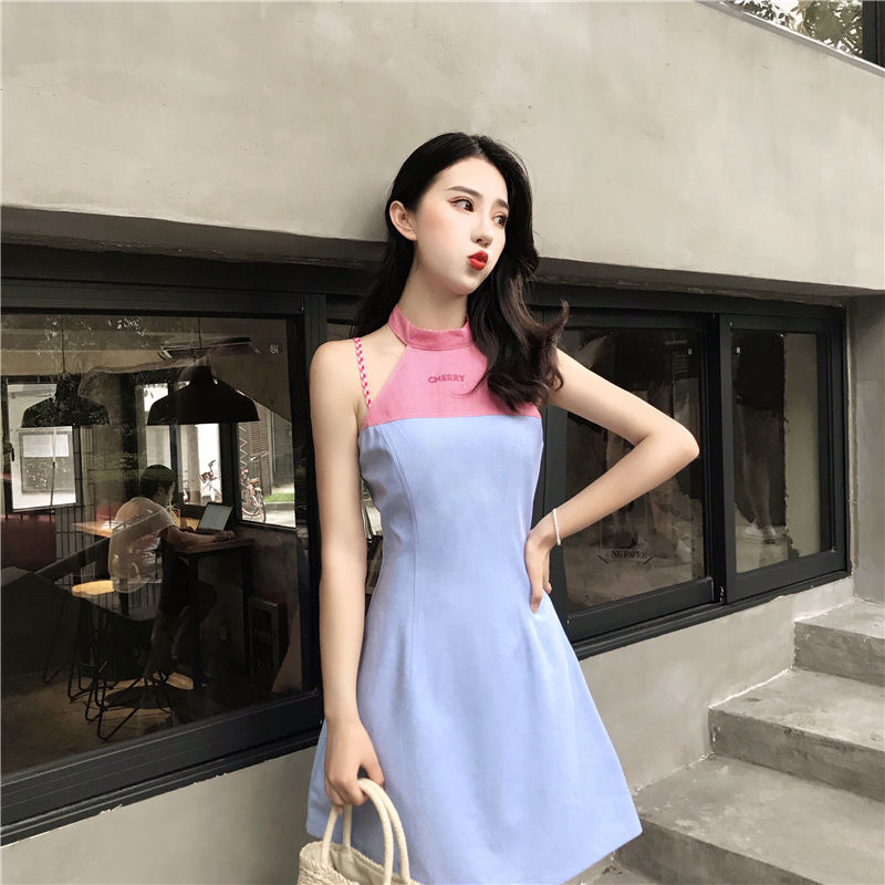 令人怦然心动的挂脖连衣裙，勾勒迷人曲线，气场十足散发女人香