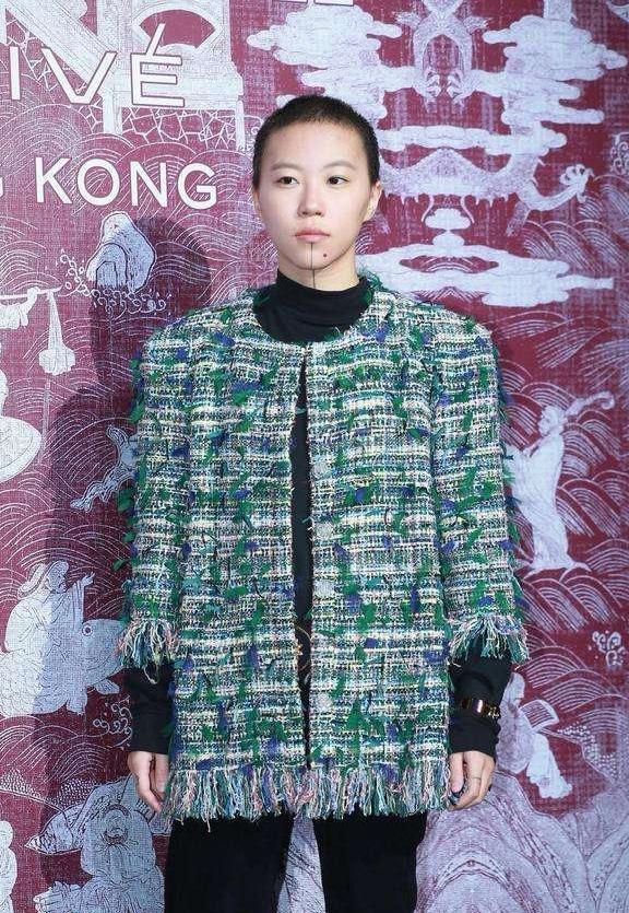 被窦靖童丑哭! 香奈儿三万外套穿出地摊货效果, 发布会成车祸现场