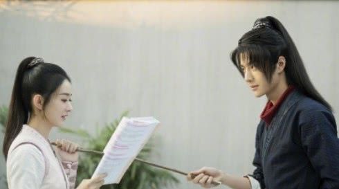 红领:王一博《有翡》造型撞型?黑衣红领穿了魏无羡衣服?碾压的太惨