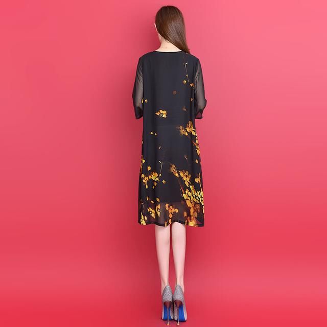 现在的女人真会打扮，外出都穿这“欧根纱”，纤薄透气又迷人