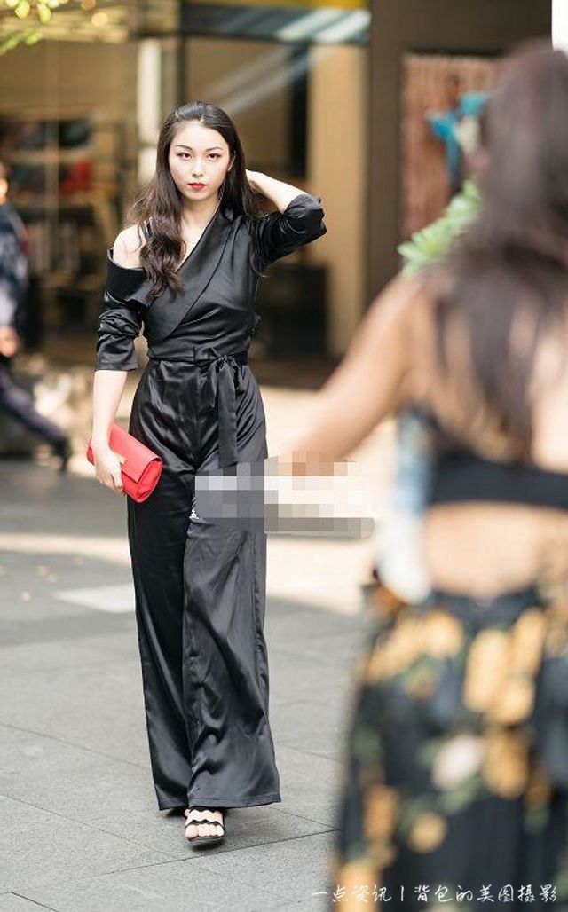 人像摄影：姑娘很好的展现出了白皙的美腿